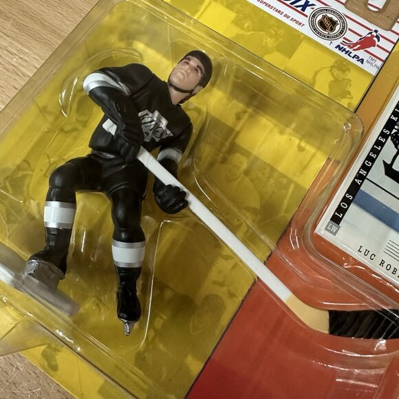 LUC ROBITAILLE Los Angeles Kings Starting Lineup 1994 NHL SLU Figure & Card - Picture 3 of 4